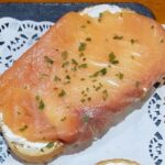Tosta salmón sobre queso azul