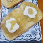 Tosta queso de cabra sobre cebolla confitada