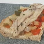 Tosta arenque sobre piperrada